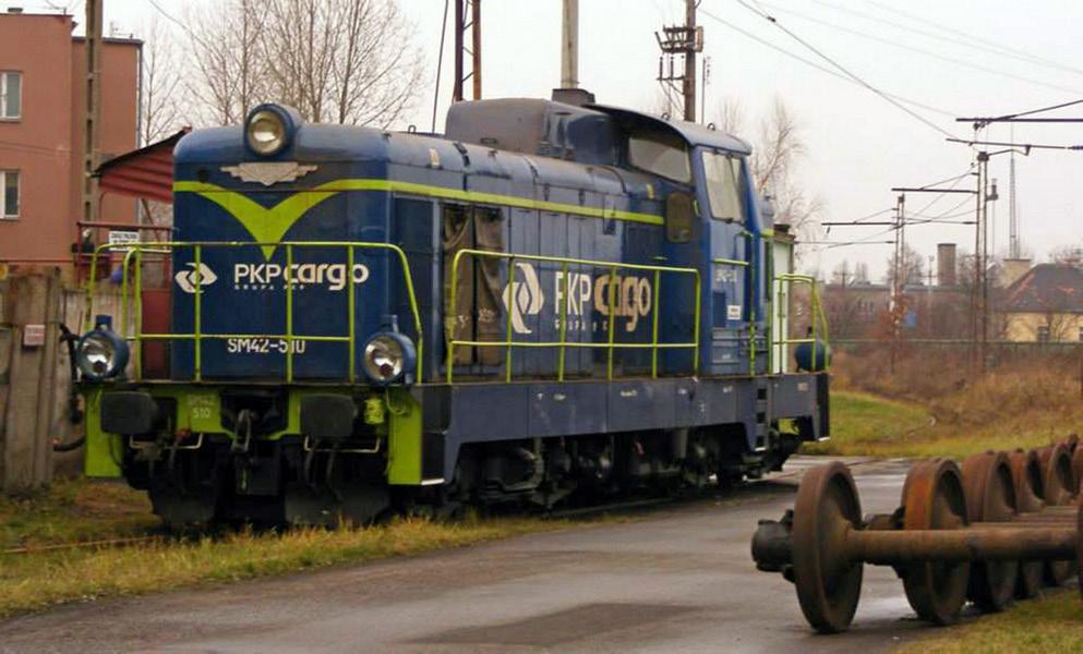 > 18 < SM42-510, PKP Cargo Produkcja w latach1963 1992 w zakładach Fablok w Chrzanowie. Stoi na terenie lokomotywowni w Zduńskiej Woli Kraszenicach.