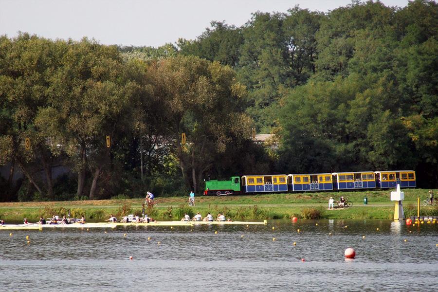 > 19 < Wls40-100, MZK Poznań Produkcja w latach 1952 1960 w ZNTK Poznań. Prowadzi skład Kolejki Parkowej Maltanka do stacji początkowej.