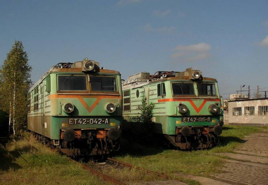 > 21 < ET42-042 i ET42-015, PKP Cargo Produkcja w latach 1978 1982 w radzieckich zakładach NEWZ. Stoją na terenie lokomotywowni w Zduńskiej Woli Kraszenicach.