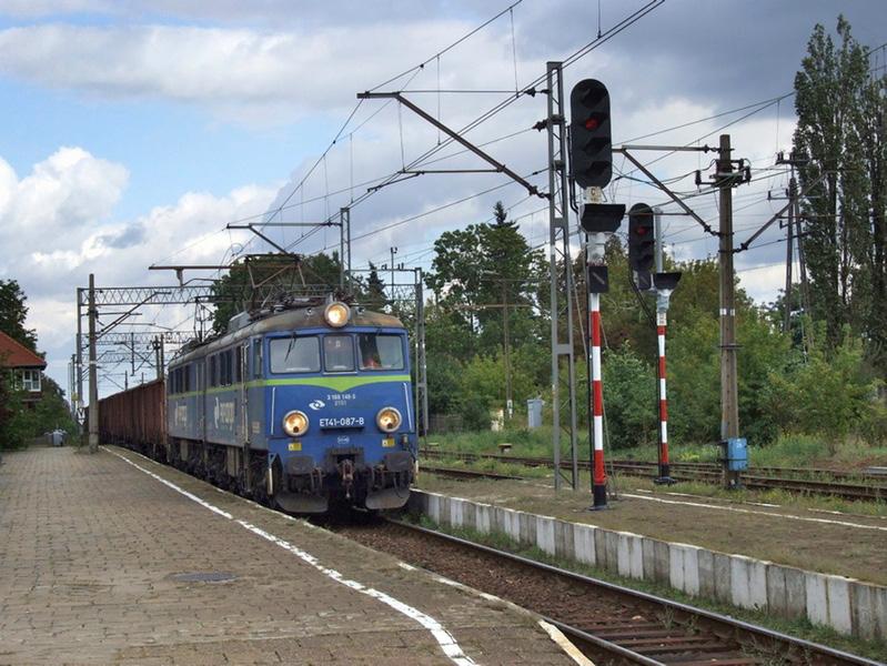 > 6 < ET41-087, PKP Cargo Produkcja w latach 1977 1983 w zakładach HCP w Poznaniu. Przejeżdża przez Kalisz ze składem węglarek.