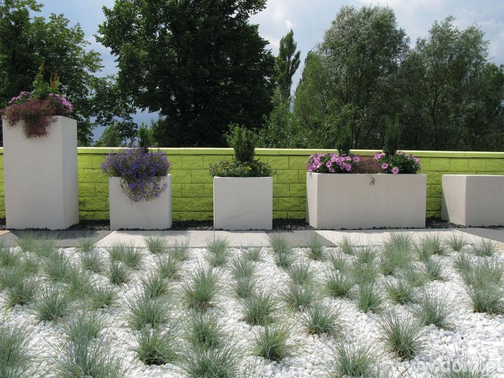 Marta Pryczkowska, ekspert firmy Libet: W ogrodzie świetnie sprawdzą się donice wykonane z betonu architektonicznego, który został zaimpregnowany na etapie produkcji.