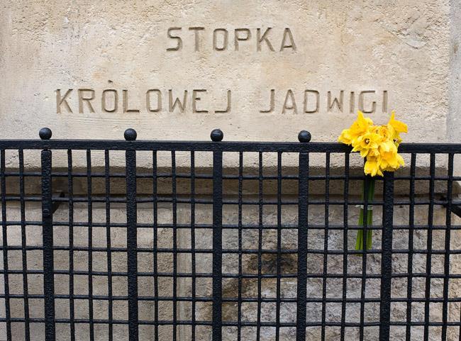 Legenda Stópka królowej Królowa Jadwiga była fundatorką kościoła karmelitów. Świątynię wybudowano dla ubogiej ludności zamieszkującej podmiejskie okolice, poza ówczesnymi murami miasta.