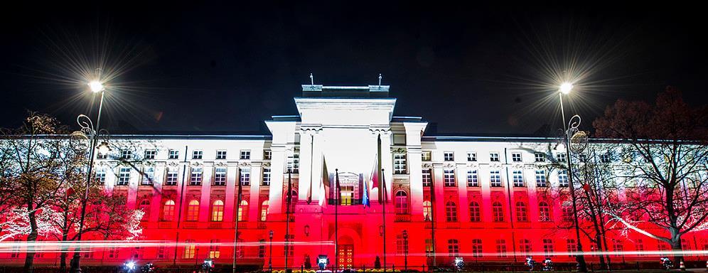 Barwy narodowe Barwy narodowe w formie długiej i szerokiej białoczerwonej wstęgi, drapowane lub nie, używane są do ozdoby fasad budynków, a także do wystroju wnętrz, w których odbywają się