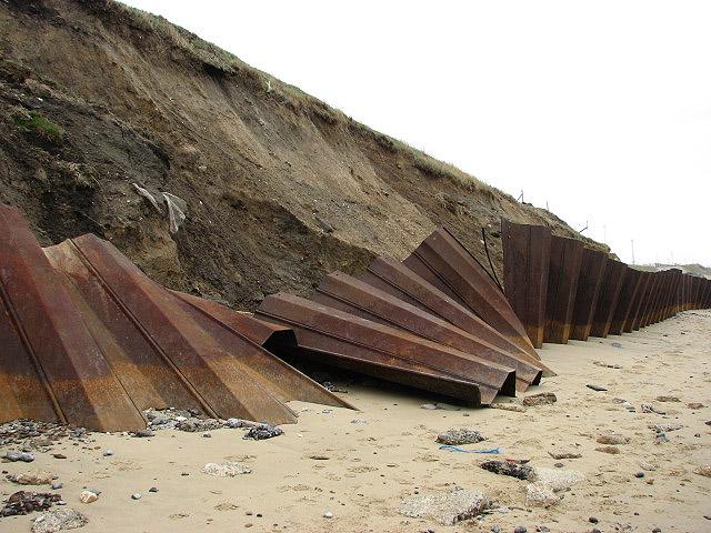 Stalowe umocnienia klifu zniszczone przez działanie fal morskich; geograph.org.uk Działania o trwałym charakterze zostaną podjęte w lipcu, gdy okoliczne wody staną się nieco spokojniejsze.