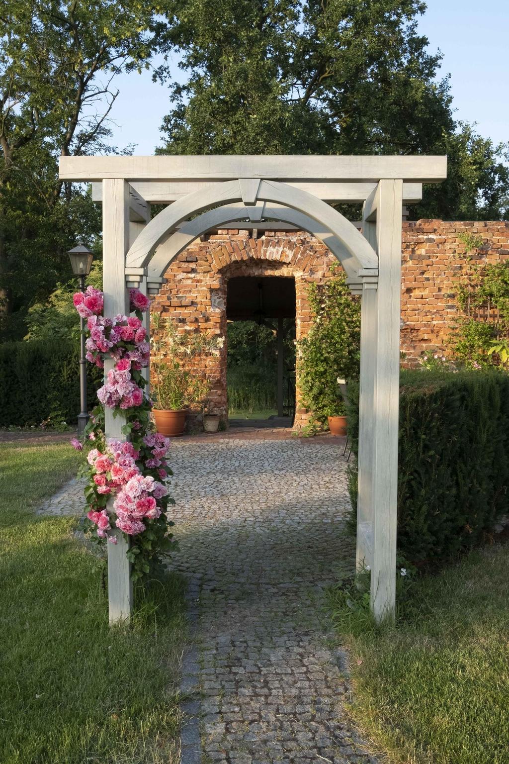 Ceremonia zaślubin Wesele wytworne stwarza idealne okoliczności do przygotowanie eleganckiej ceremonii z Pałacem lub jego zabudową w tle.