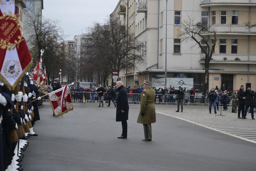 tego. Poseł Girzyński zripostował zarzucając swojemu rozmówcy kłamstwo i wskazując, że przepisy wojskowe nakazują by żołnierz w czapce przy powitaniu salutował i to nie ważne komu.