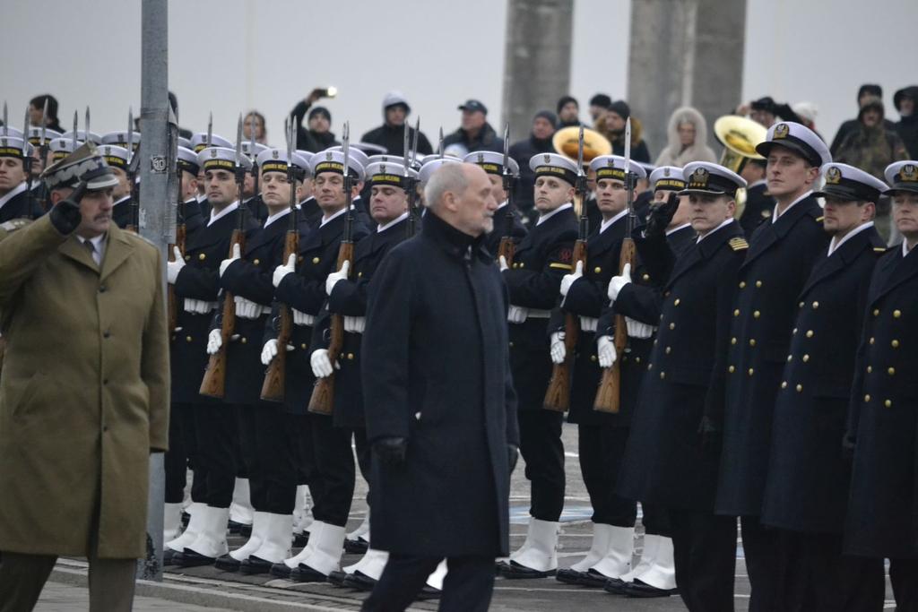 Regulaminowe oddawanie honorów pododdziałem ministrowi Obrony Narodowej. Fot. M.Dura Kto salutuje i kiedy?