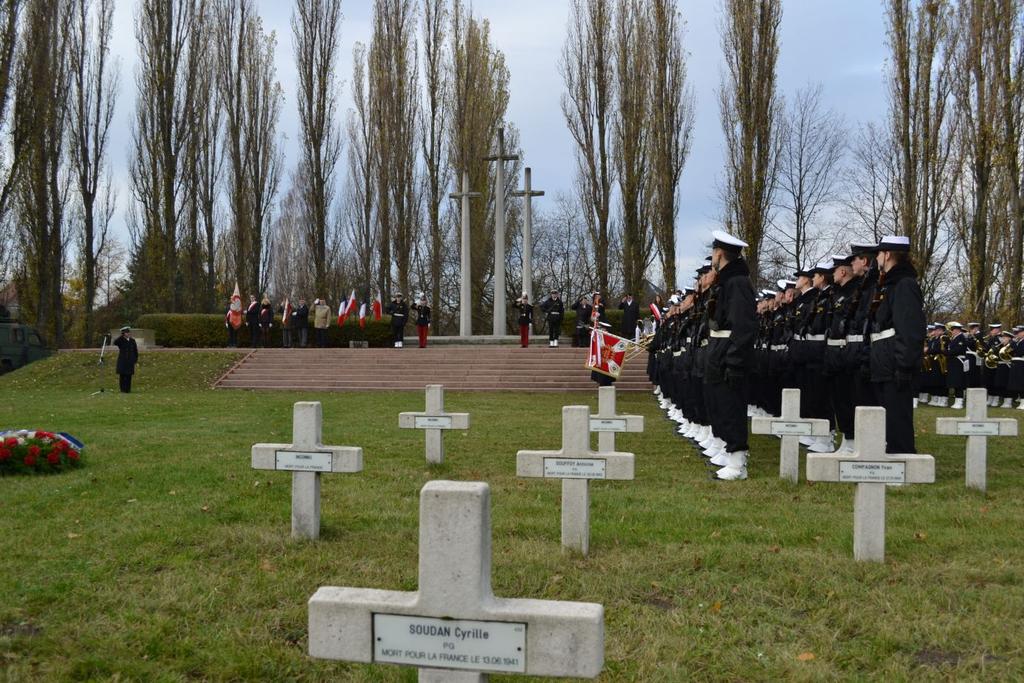 Regulaminowe oddawanie honorów sztandarem podczas grania hymnu państwowego Republiki Francuskiej. Fot. M.