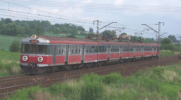 Rys. 3. Czteroczłonowy elektryczny zespół trakcyjny EN71 Źródło: fot. A.Strzelczyk Pozostały park taborowy w Małopolsce to serie, w których liczba pojazdów nie przekracza 1 sztuk.