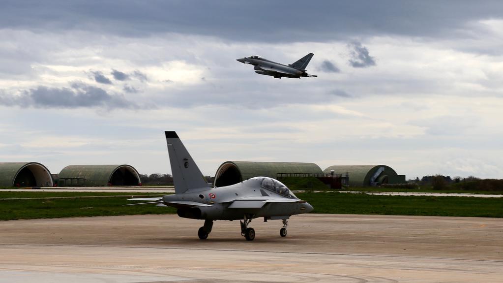 Samoloty T-346A Master (na pierwszym planie) i Euroﬁghter Typhoon podczas wspólnych ćwiczeń w bazie Gioia del Colle. Fot. J.