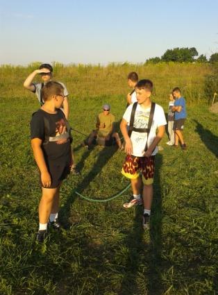 Każdy zespół ma za zadanie dotrzeć do punktu końcowego trasy, której znana jest tylko jej pierwsza część.