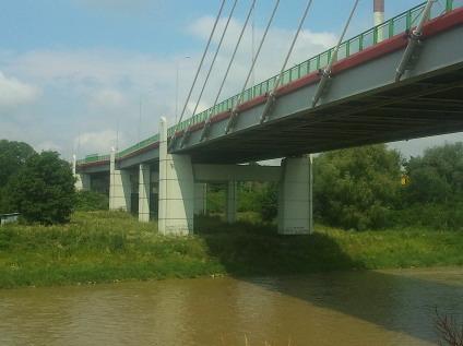 Przyczółki stanowią skrajne podpory mostu, zazwyczaj duża ich część jest zakryta przez warstwy ziemi. Rys. 2.