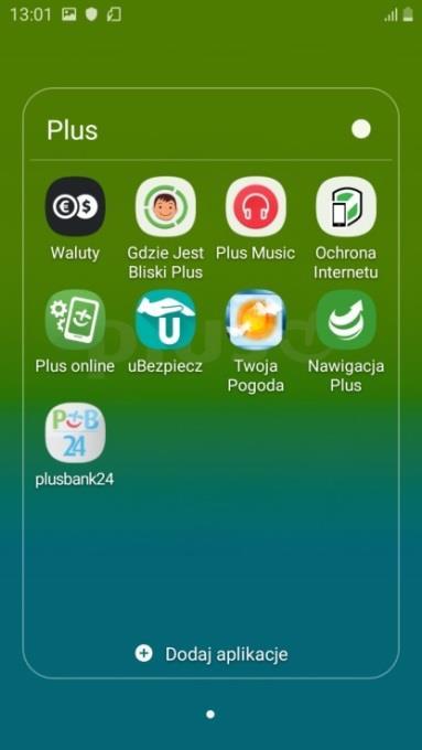 pl na jednym z ekranów głównych oraz folder Plus z