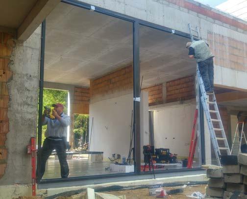 Aluminium samo w sobie jako materiał sztywniejszy, mocniejszy od PVC, jest mniej narażony na pracę w skrajnych temperaturach, a to z kolei pozwala na stosowanie jeszcze większych pakietów szybowych.
