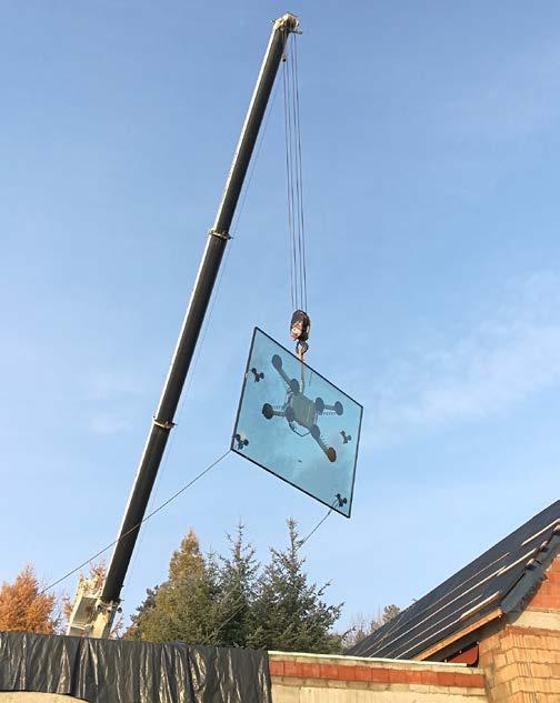 Montaż szyby na wyższej kondygnacji Wygięcie szyby o takich gabarytach, złapanej punktowo grozi pęknięciem tafli lub w najmniej groźnym przypadku rozszczelnieniem pakietu