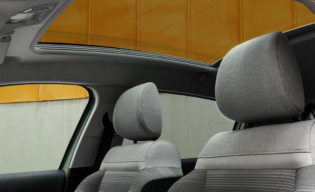 PANORAMICZNY SZKLANY DACH WYPEŁNIA WNĘTRZE ŚWIATŁEM Podróżujący CITROËNEM C3 mogą cieszyć się niezwykłymi wrażeniami, jakie zapewnia panoramiczny szklany dach.