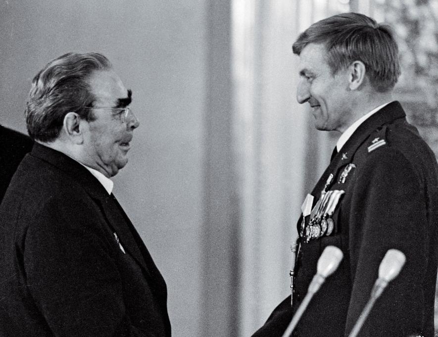 oraz wielki wkład w budowę i rozwój przyjaznych stosunków pomiędzy narodem radzieckim a narodami państw zagranicznych. W 1974 roku został nagrodzony Radziecki Komitet Obrony Pokoju.