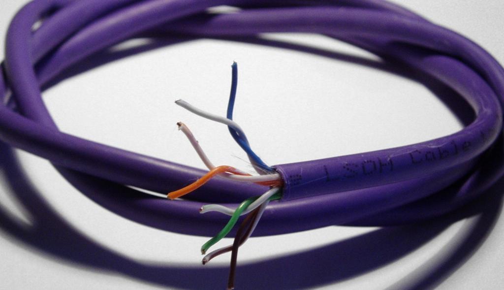 Kanały komunikacji: fast ethernet ethernet: zestaw standardów przesyłania informacji przy użyciu przewodów miedzianych lub światłowodów.