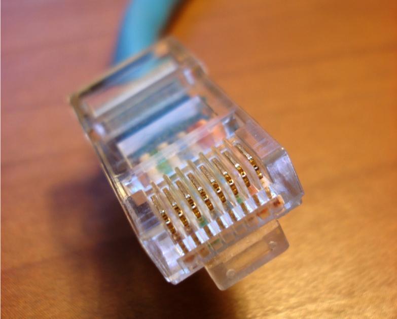 Maksymalna długość kabla między urządzeniami to 100 m. kabel UTP (ang.