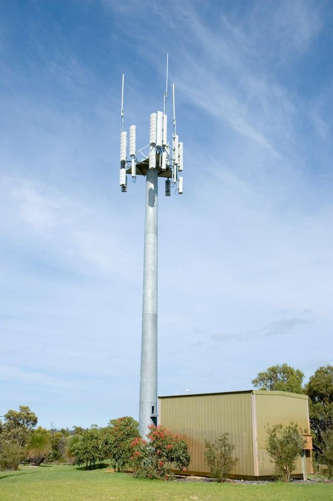 Kanały komunikacji: telefonia komórkowa telefonia komórkowa: standardy radiowej komunikacji oparte o sieć przekaźników (stacji