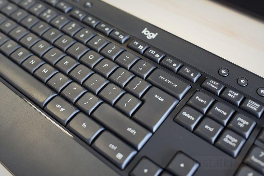Cieszy obecność pełnego panelu numerycznego, ale w przypadku klawiatur biurowych to oczywiście standard.