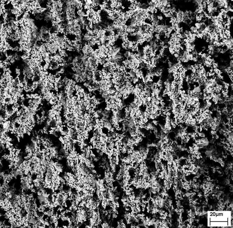 Obserwacje przełomów szkieletów wytworzonych metoda spiekania proszku Al 2 O 3 Condea CL 2500 wykonane w elektronowym mikroskopie skaningowym (rys. 2) pozwalaj stwierdzi dwa podstawowe typy porów.
