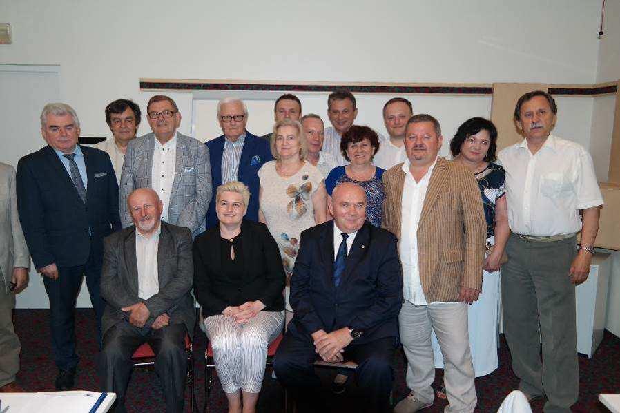 12 4. SPOTKANIE KLUBU PPP W tym roku posiedzenie Klubu Prezesów Polski Południowej PZITB odbyło się w dniu 14 czerwca w Kielcach. Porządek obrad przedstawiał się następująco: 1. Otwarcie spotkania. 2.