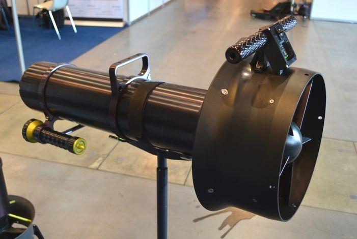 Skuter SV7 z podwieszonymi latarkami SLX3-32 fot. M.