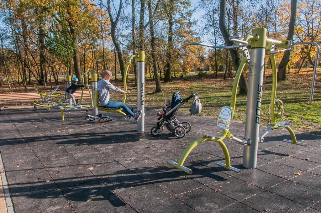 W parku Szwajcaria ułożono nową alejkę z kostki oraz bezpieczną nawierzchnię n podciągacz, motyl,