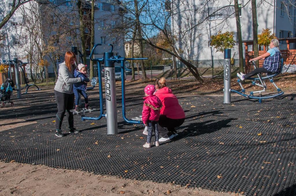W Ligocie Zabrskiej nawierzchnię pod siłownią wyłożono bezpiecznymi matami pr