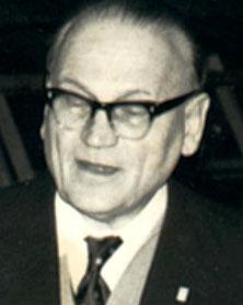 ADAM KAROL SMOLIŃSKI (1910-1996) Urodzony w Radziechowie k. Lwowa (1 X 1910), ojciec był inżynierem budowy kolei. Maturę uzyskał ze złotym medalem w Gimnazjum Klasycznym im. A.