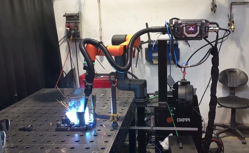 Rewolucyjny robot spawalniczy - EasyWelder Intuicyjne i szybkie programowanie ścieżek gwarantuje efektywne i precyzyjne spawanie nawet w krótkich seriach Używanie tradycyjnych przemysłowych robotów