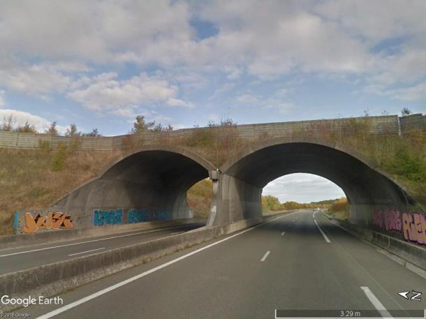 a) przejście we Francji nad autostradą A16 b) przejście w Australii nad autostradą A30 Ryc. 3.12.