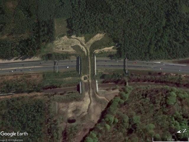 Raymond Tilmans, Provincie Limburg, Holandia [221]. Ryc. 3.44. Strefa buforowa na moście zielonym Zwaluwenberg wybudowanym nad autostradą A27; stan dwa lata po budowie w 2014 r. Ryc. 3.45.