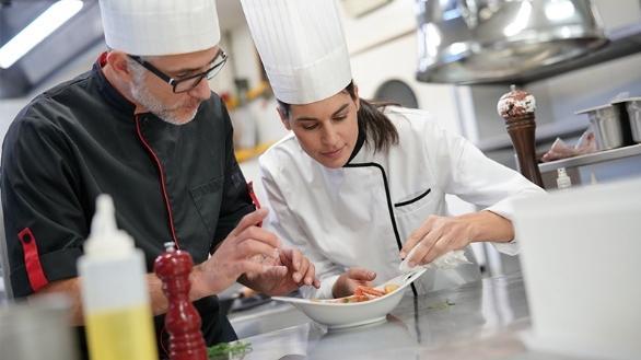 Zawód kucharz Osoby chcące szkolić kucharzy powinny posiadać jako podstawę formalną następujące wykształcenie i doświadczenie zawodowe: minimum wykształcenie gastronomiczne średnie, preferowany