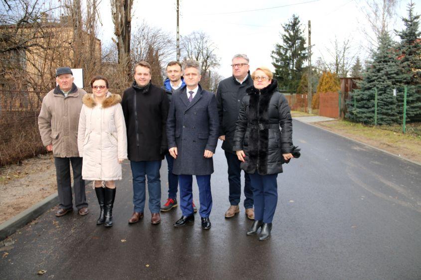 Jako pierwszą z czterech wyremontowanych dróg wizytujący odwiedzili ulicę Marii Curie Skłodowskiej, wspólnie z wojewodą, prezydentem na miejsce udali się Zastępca Prezydenta ds.