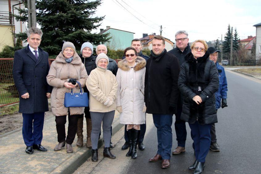 W spotkaniu uczestniczył także najstarszy mieszkaniec ulicy Marii Curie Skłodowskiej, 85 letni pan Zenon Wójcik, który również dziękował za nową drogę, na którą jak mówił mieszkańcy czekali 50 lat.