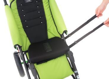 należy: KROK 1. Umieścić poduszkę na wózku i zapiąć pod siedziskiem za pomocą pasków z rzepem (fot.121, 122).