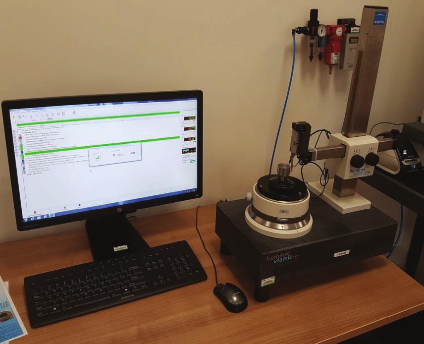 Możliwość wykorzystania przyrządu Hommel Etamic F50 do pomiaru odchyłek okrągłości wałków po toczeniu wykończeniowym Po zamocowaniu próbki w uchwycie trójszczękowym przeprowadzono proces toczenia