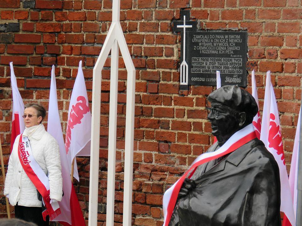 Zdezubekizowani za pomoc Kościołowi. IPN im nie pomoże http://wyborcza.pl/7,75398,24263421,zdezubekizowani-za-pomoc-kosciolowi-ipn-im-niepomoze.html?