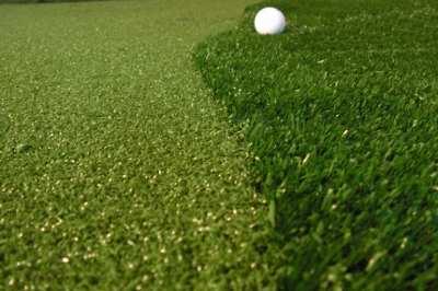 Jeśli green jest szerszy niż 4 metry należy bryły skleić ze sobą Obrzeże greena można zakonczyć na dwa sposoby: wyłożyć wokoło wyższą sztuczna trawą lub