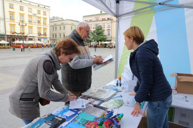 We wrześniu ruszyła kampania promująca ochronę powietrza, w ramach której zorganizowane zostały konkursy, audycje z udziałem zarządu województwa, naukowców, lekarzy, włodarzy samorządowych,