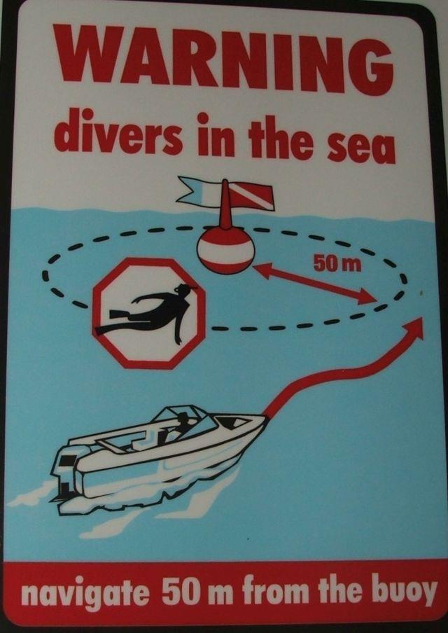 Ogólne zasady nurkowania w morzu z brzegu Aby bezpiecznie nurkować z brzegu należy: Oznaczyć miejsce nurkowania o Oznaczyć miejsce na brzegu (flaga nurkowa) o Zabrać boję powierzchniową (informuje