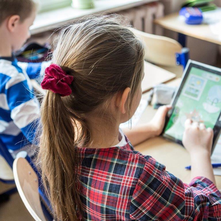 Jak z internetu korzystają dzieci? Niemal 50% korzysta z internetu ponad 2 godziny dziennie.