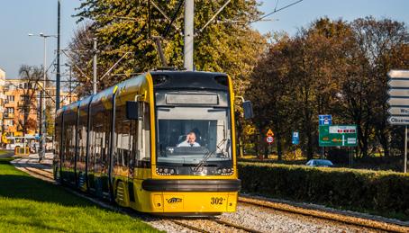 komunikacja miejska DOJAZD Z DWORCA PKP TORUŃ GŁÓWNY Z dworca Toruń Główny przejściem podziemnym do przystanków autobusowych. Autobusami linii nr 11 i 36 trzy przystanki (ok. 8 min.