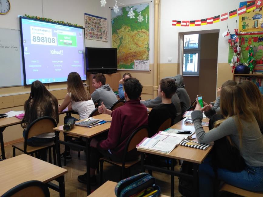 5. Kahoot aplikacja umożliwia tworzenie interaktywnych ćwiczeń, które są tak skonstruowane, aby mogłyby być odtwarzane w