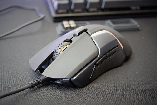 Gryzoń z modyfikowaną wagą. {reklama-artykul} SteelSeries Rival 600 to najnowsza i najbardziej dopieszczona myszka dla graczy dostępna w ofercie duńskiego producenta.