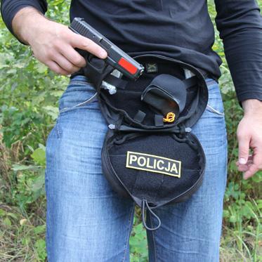 An individual wearing this satchel around their waist may instantly draw the handgun and fire. The satchel features also an additional compartment for carrying documents, keys or a wallet.