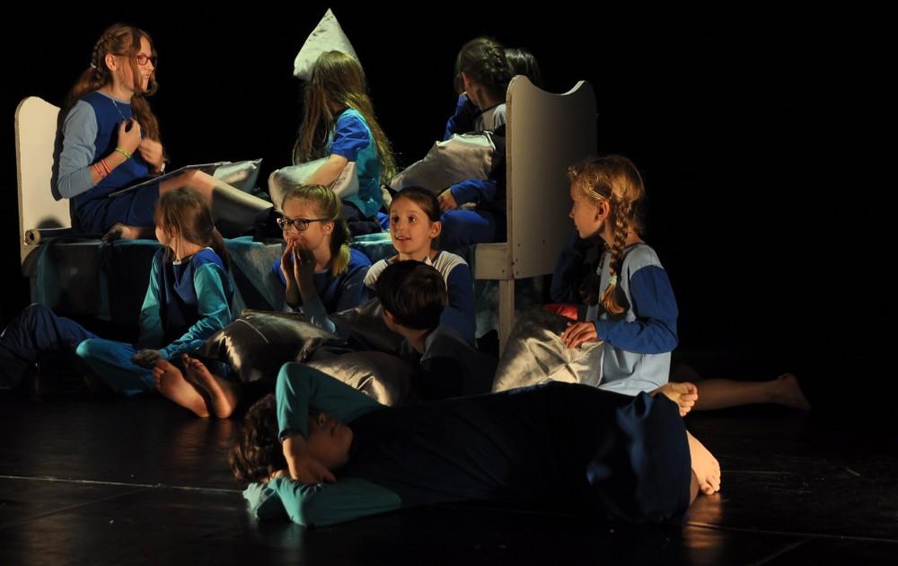 [3] W spektaklu Wielcy, mali odkrywcy zaprezentowali się bardzo młodzi aktorzy z Dziecięcego Studia Teatralnego. W zajęciach uczestniczyło 20 osób w wieku od 5 do 11 lat.