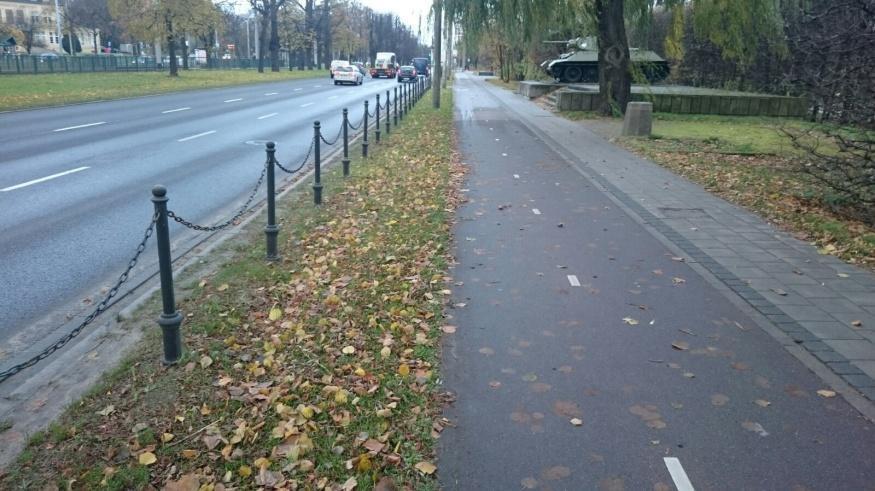 b) krawężnika o wysokości co najmniej 0,1 m połączonego z opaską i barierą lub słupkami o szerokości dostosowanej do warunków lokalnych w taki sposób, że krawędź drogi rowerowej znajduje się w